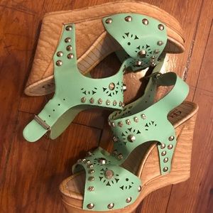 Sea foam wedges with gold accents!